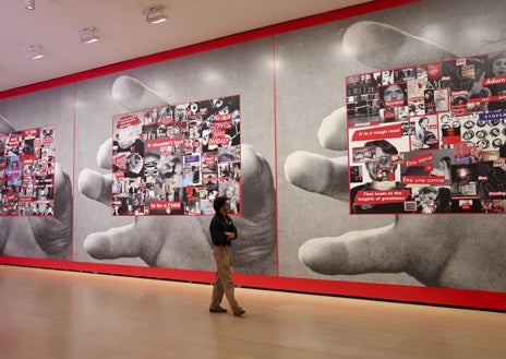 Imagen secundaria 1 - Arriba, una sala de la exposición. Sobre estas líneas, a la izquierda, uno de los trabajos de Barbara Kruger. A la derecha, 'Untitled', 2016. Portada de 'New York Magazine', 31 de octubre de 2016.