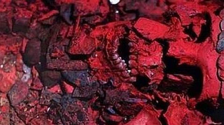 Restos de la Reina Roja de Palenque, tintados por el cinabrio con que fue cubierta