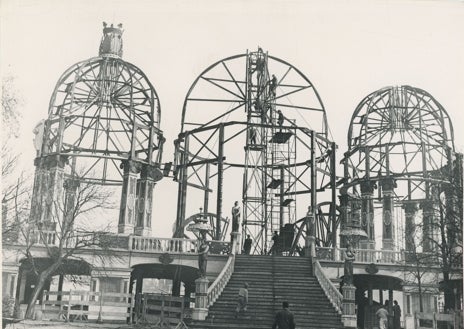 Imagen secundaria 1 - Obras en el estanque del Retiro para el rodaje de 'El fabuloso mundo del circo'