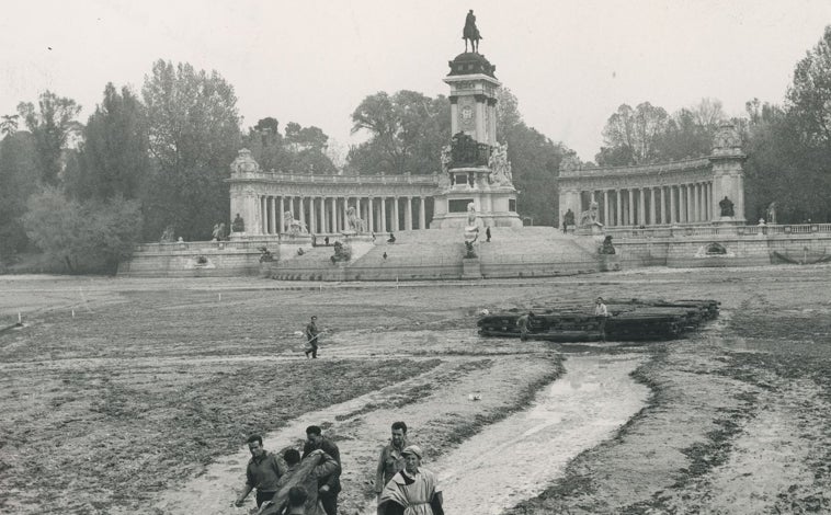 Imagen principal - Obras en el estanque del Retiro para el rodaje de 'El fabuloso mundo del circo'