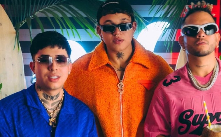 Hauptbild – Oben: W Sound, Beéle und Ovy am Schlagzeug. Bass: C. Tangana und Mora; und Karol G und Feid
