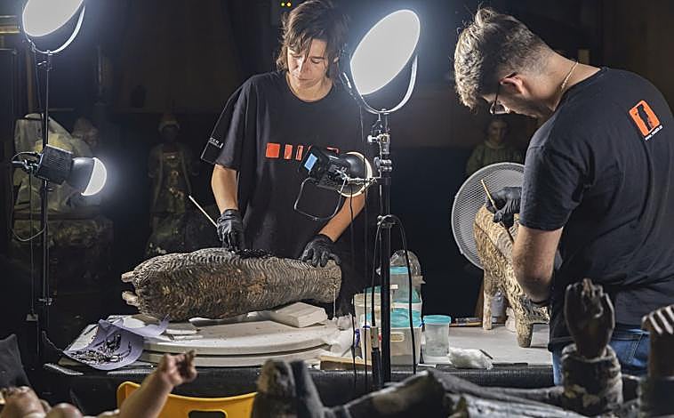 Imagen principal - Siglos de polvo, cera y humedad: el belén napolitano más antiguo de Europa &#039;revive&#039; en Mallorca