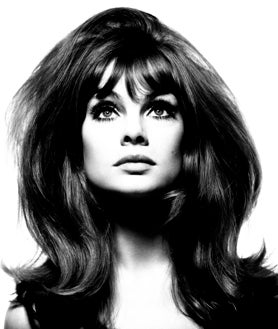 Imagen secundaria 2 - Tres fotografías de David Bailey. Arriba, Anjelica Huston y Manolo Blahnik. 'Vogue', Niza, 1973. Sobre estas líneas, a la izquierda, Penelope Tree como Mickey Mouse, 1970. A la derecha, Jean Shrimpton, 1965