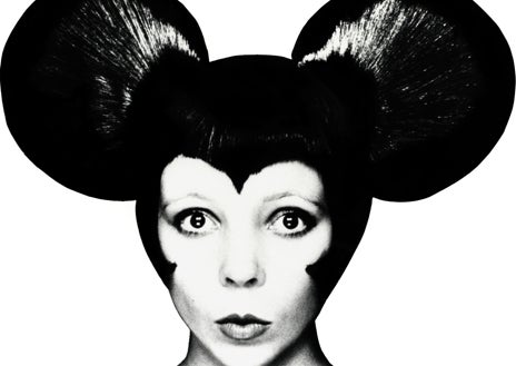 Imagen secundaria 1 - Tres fotografías de David Bailey. Arriba, Anjelica Huston y Manolo Blahnik. 'Vogue', Niza, 1973. Sobre estas líneas, a la izquierda, Penelope Tree como Mickey Mouse, 1970. A la derecha, Jean Shrimpton, 1965
