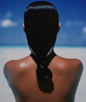 Imagen secundaria 2 - Arriba, espacio dedicado a las fotografías de músicos y portadas de discos de David Bailey. Sobre estas líneas, a la izquierda, sus célebres 'Box of Pin-Ups'. A la derecha, Marie Helvin para 'Vogue', 1976