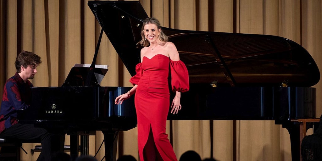La soprano Pilar Alva-Martín defiende la voz del maestro Juan-Alfonso García en el Festival de Granada