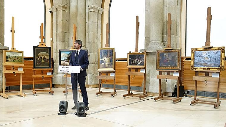 Urtasun, en el Museo del Prado, durante la restitución de cuaros incautados a Pedro Rico