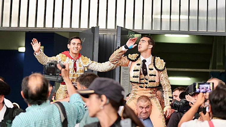 El Fandi e Ismael Martín a hombros