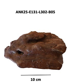 Imagen secundaria 2 - Fragmento escultórico de un pie, mortero de bronce y resto de madera del casco