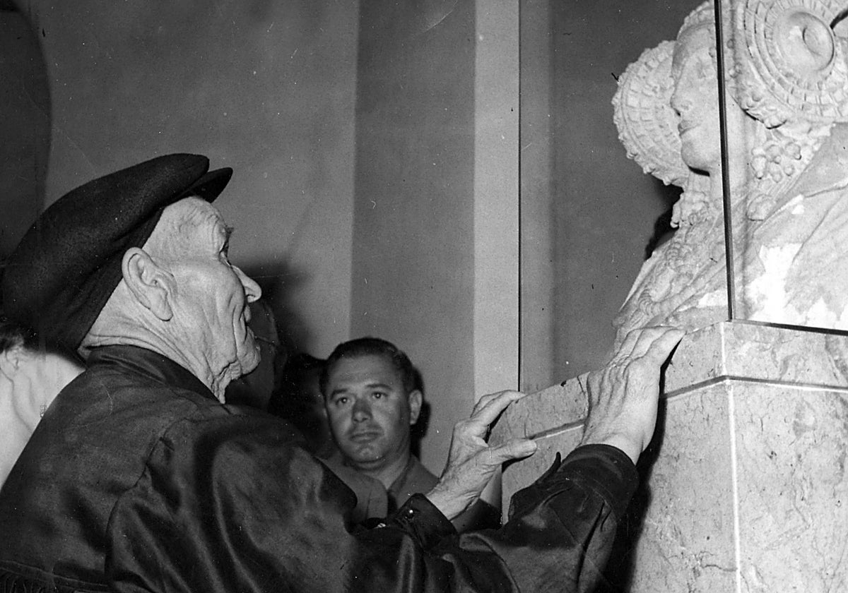 Manuel Campello, el niño que encontró enterrada La Dama de Elche, se reencuentra con ella 61 años después, ya instalada en el Museo del Prado