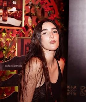 Imagen secundaria 2 - Arriba, Judeline junto al flamenco Yerai Cortés; abajo, la intérprete durante la sesión de fotos; en la última imagen, en un plano más corto