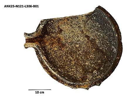 Imagen secundaria 1 - Fragmento escultórico de un pie, mortero de bronce y resto de madera del casco