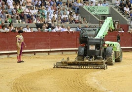 Morante pidió que un tractor acondicionara el ruedo antes de la salida del segudo de su lote