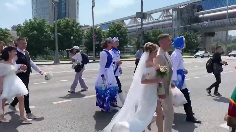 Más de 200 parejas rusas celebran el Día de la Familia con bodas simultáneas en Moscú