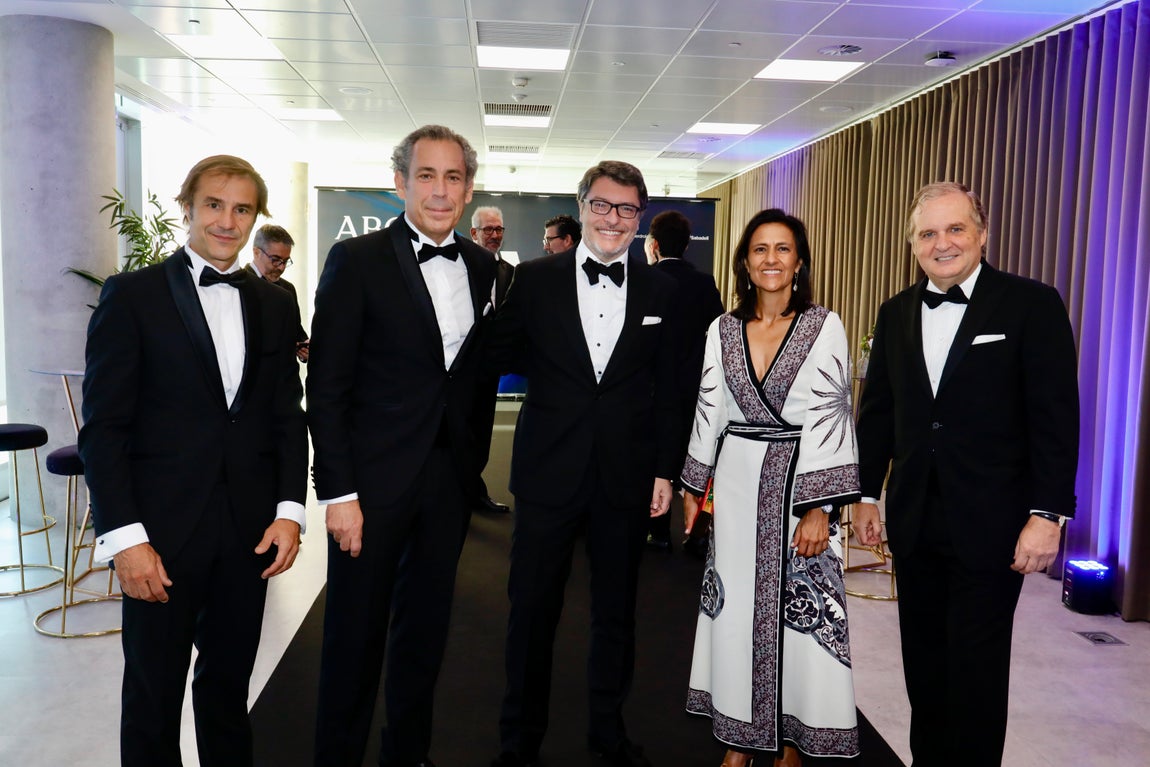 Juan Pedro Díaz, director general comercial de Vocento; Manuel Mirat, CEO de Vocento; Gerardo Codes, director de servicios jurídicos de Iberdrola; Begoña García-Rozado, directora global de fiscalidad de Iberdrola; e Ignacio Ybarra, presidente de Vocento, durante el cóctel