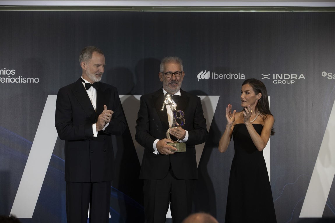 Los Reyes aplauden tras entregar el premio Mingote a Txema Rodríguez