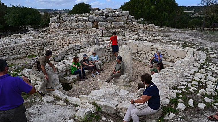 Visitantes en el santuario del trono de Son Fornés