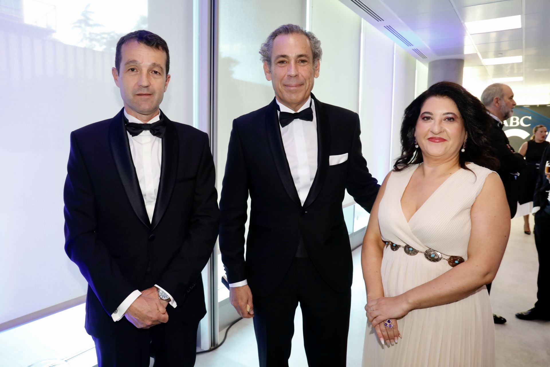 Ángel Escribano, presidente de Indra, junto a Manuel Mirat, CEO de Vocento, y Montserrat García, jefa del gabinete del presidente ejecutivo y CEO de Indra