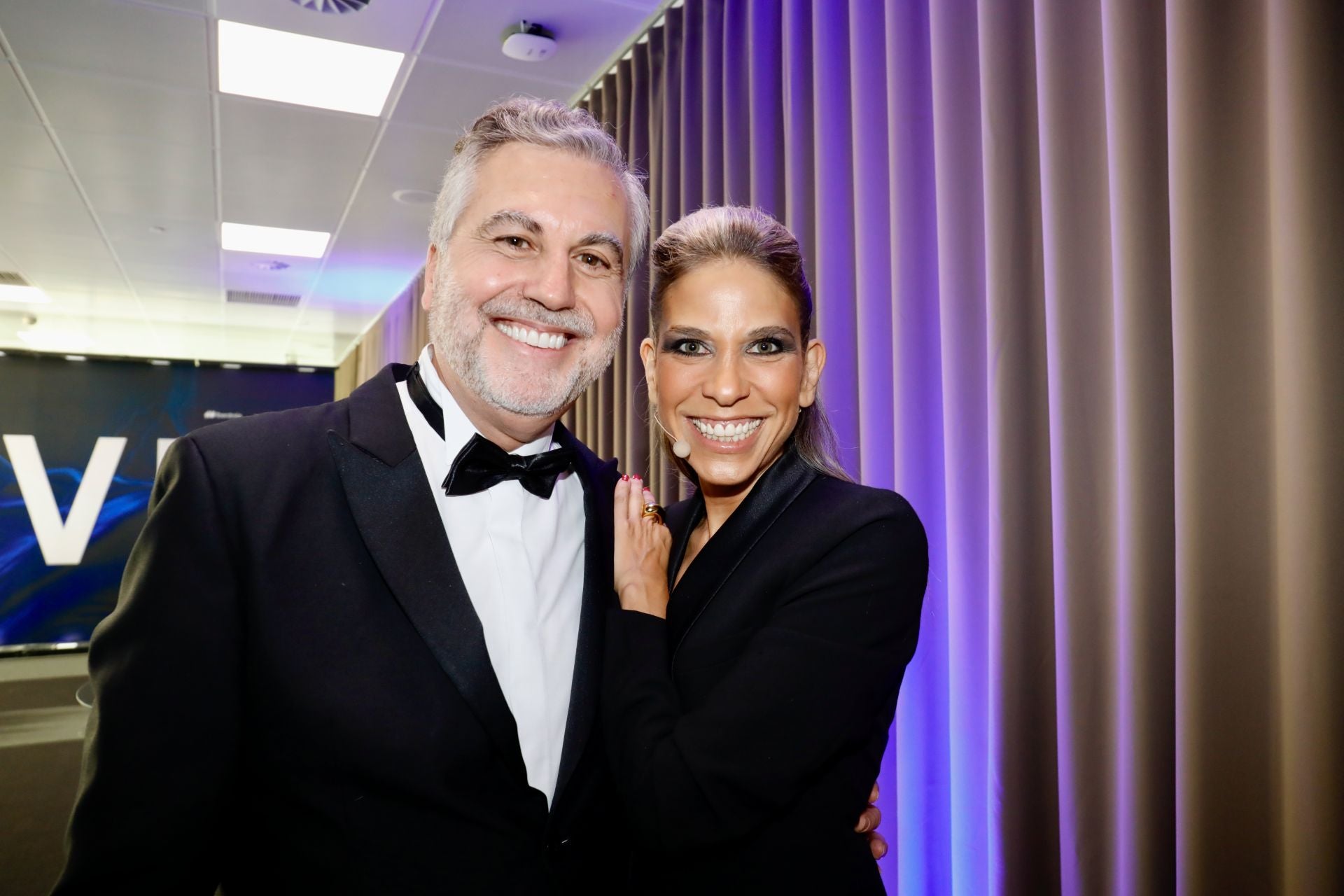 Los periodistas Carlos Alsina y Karina Sáinz Borgo, en la Casa de ABC tras la entrega de Premios