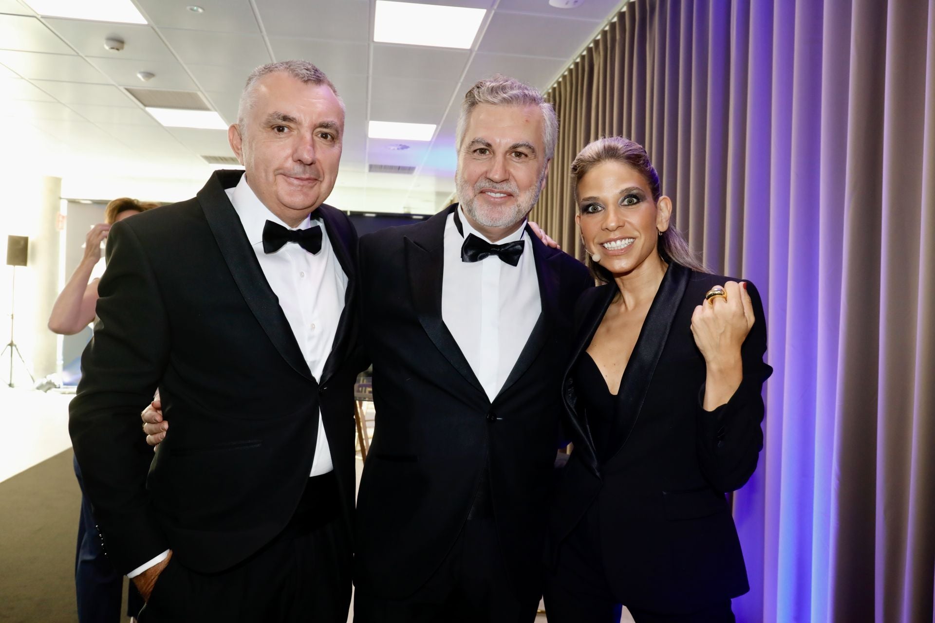 El escritor Manuel Vilas, junto a Carlos Alsina, Premio Luca de Tena, y la columnista de ABC Karina Sainz Borgo, tras la entrega de los Cavia