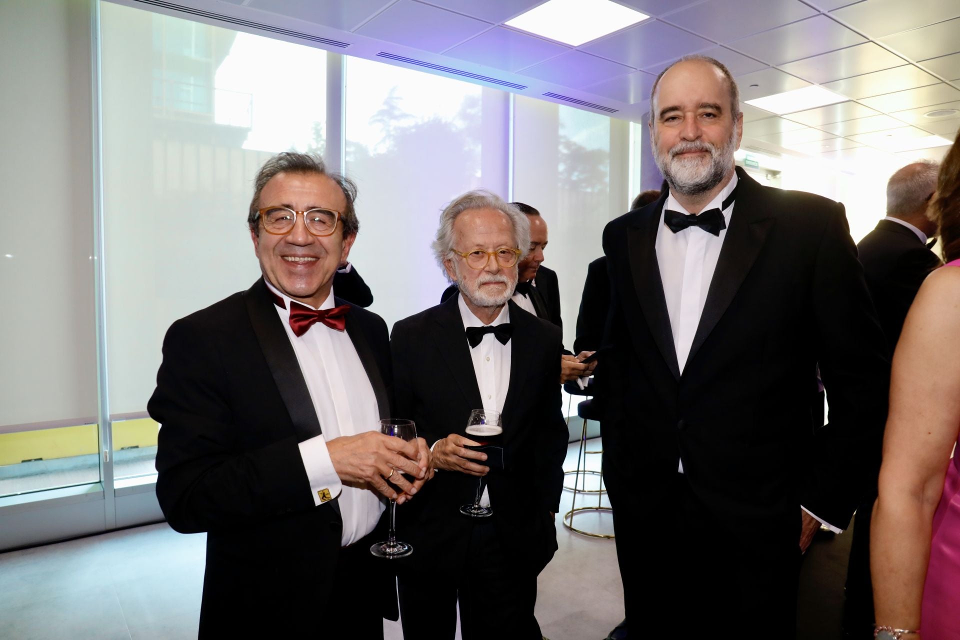 Oti R. Marchante, junto a Fernando Colobo y Agustín Pery, adjunto al director de ABC durante el cóctel