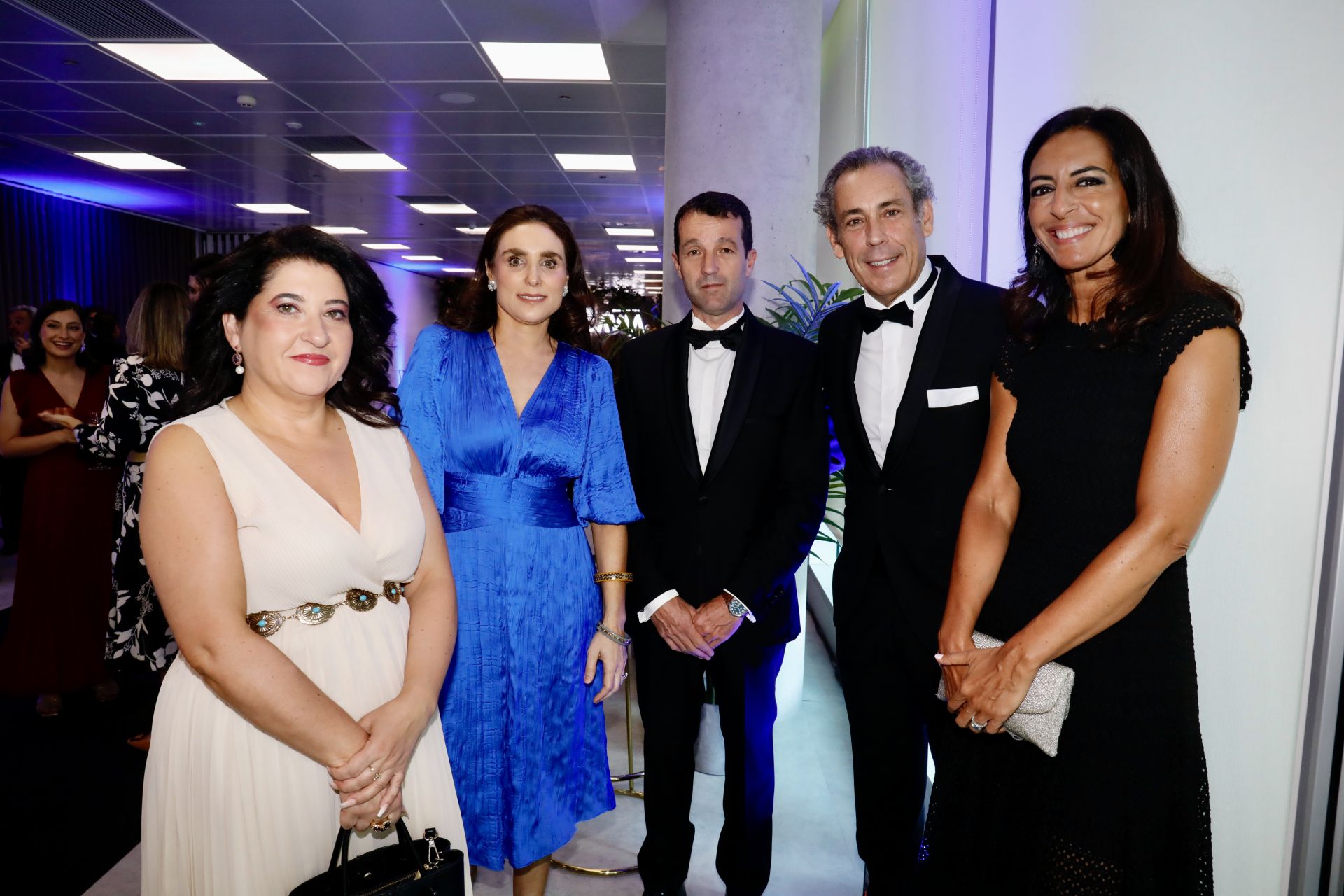 Montserrat García Martínez, jefa del gabinete del presidente ejecutivo y el CEO de Indra; Paloma Segrelles, presidenta de honor del Club Siglo XXI; Ángel Escribano; presidente de Indra; Manuel Mirat, CEO de Vocento; y Fátima Rodríguez, directora general financiera de Vocento, durante el cóctel