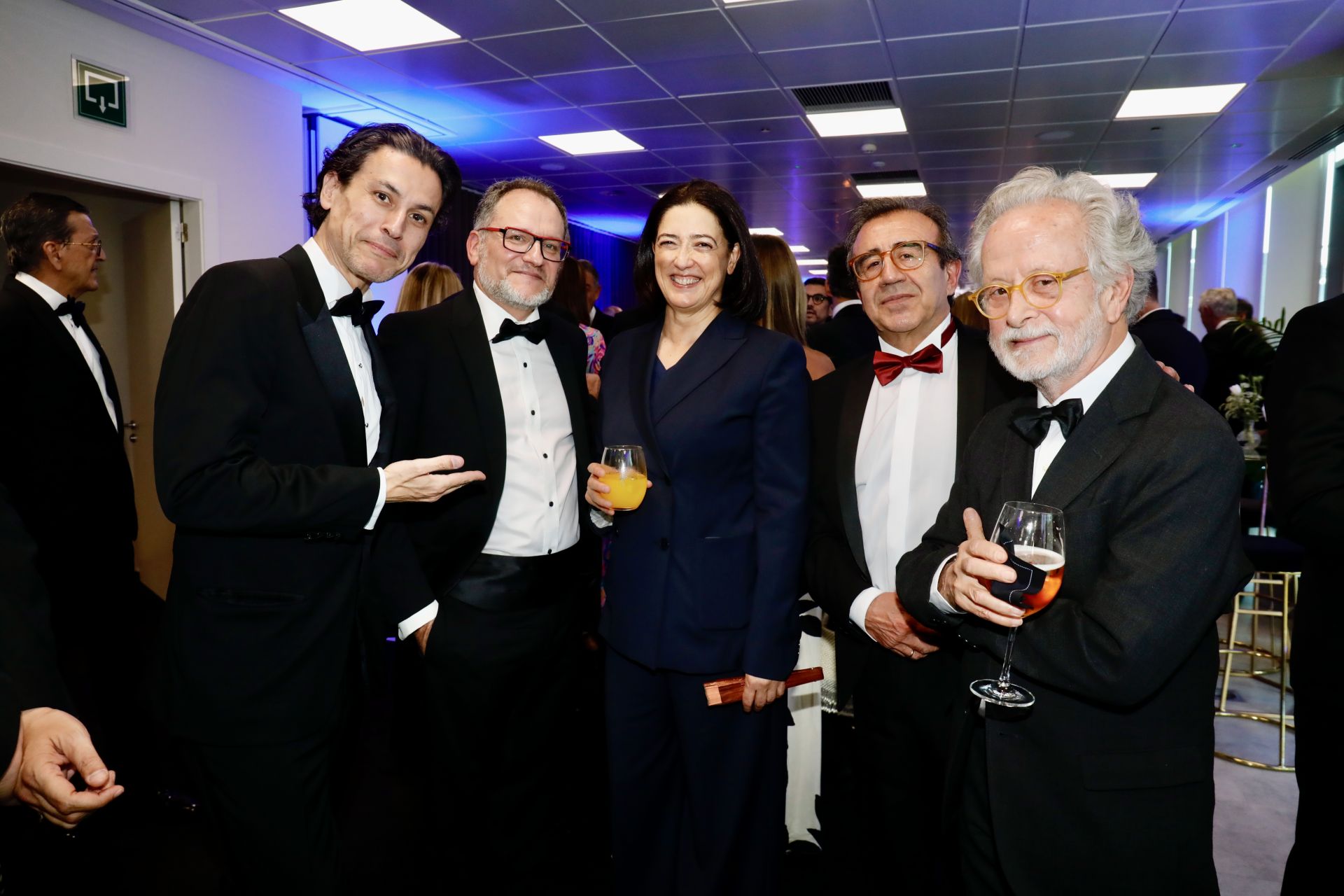 Rodrigo Cortés, premio Cavia 2024; José María Nieto, Rosa Belmonte y Oti R. Marchante, colaboradores de ABC, y Fernando Colomo, antes de la gala