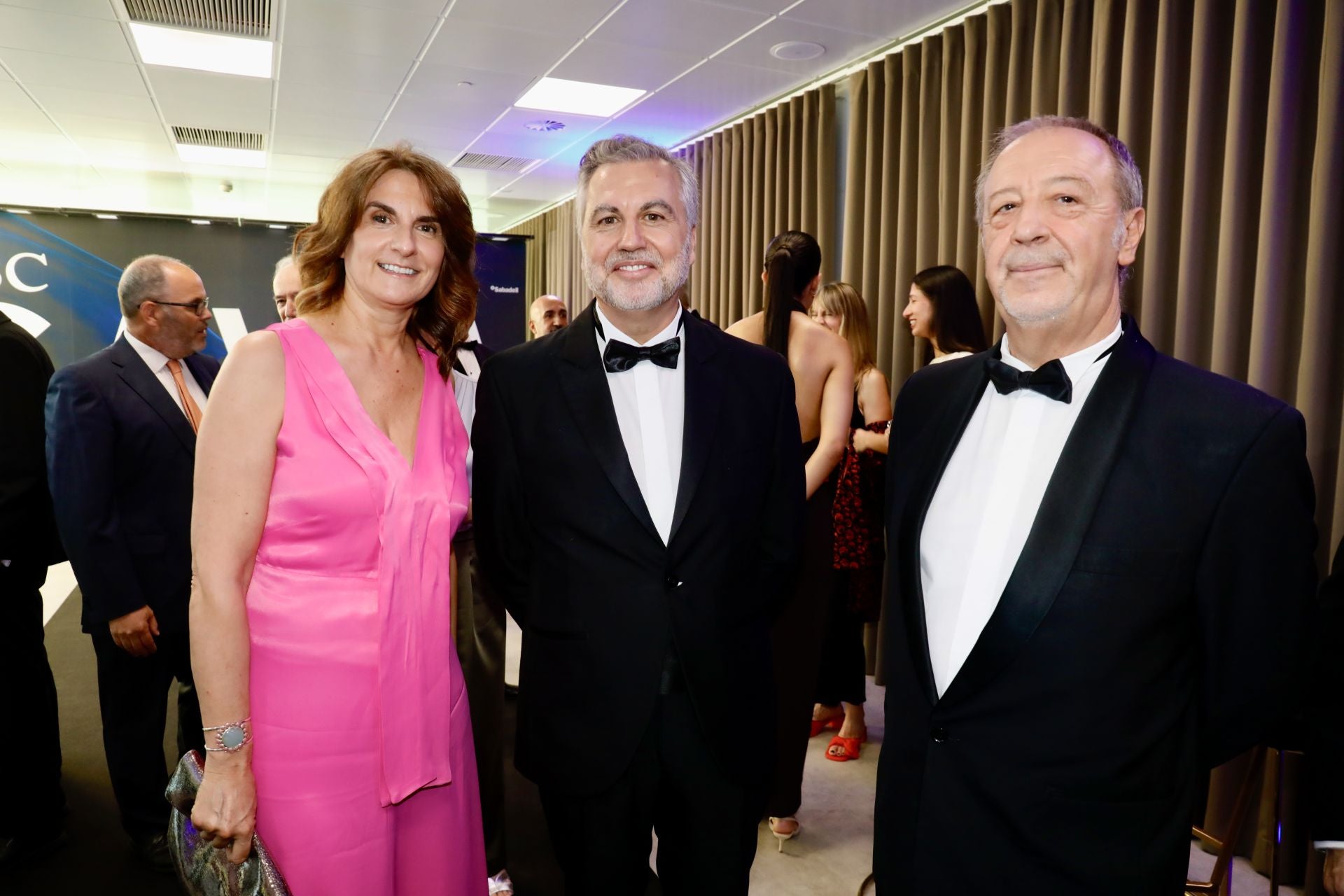 Ester Turu, subdirectora de informativos de Onda Cero, con el premiado Alsina y Juilán Cabrera, director de informativos de Onda Cero