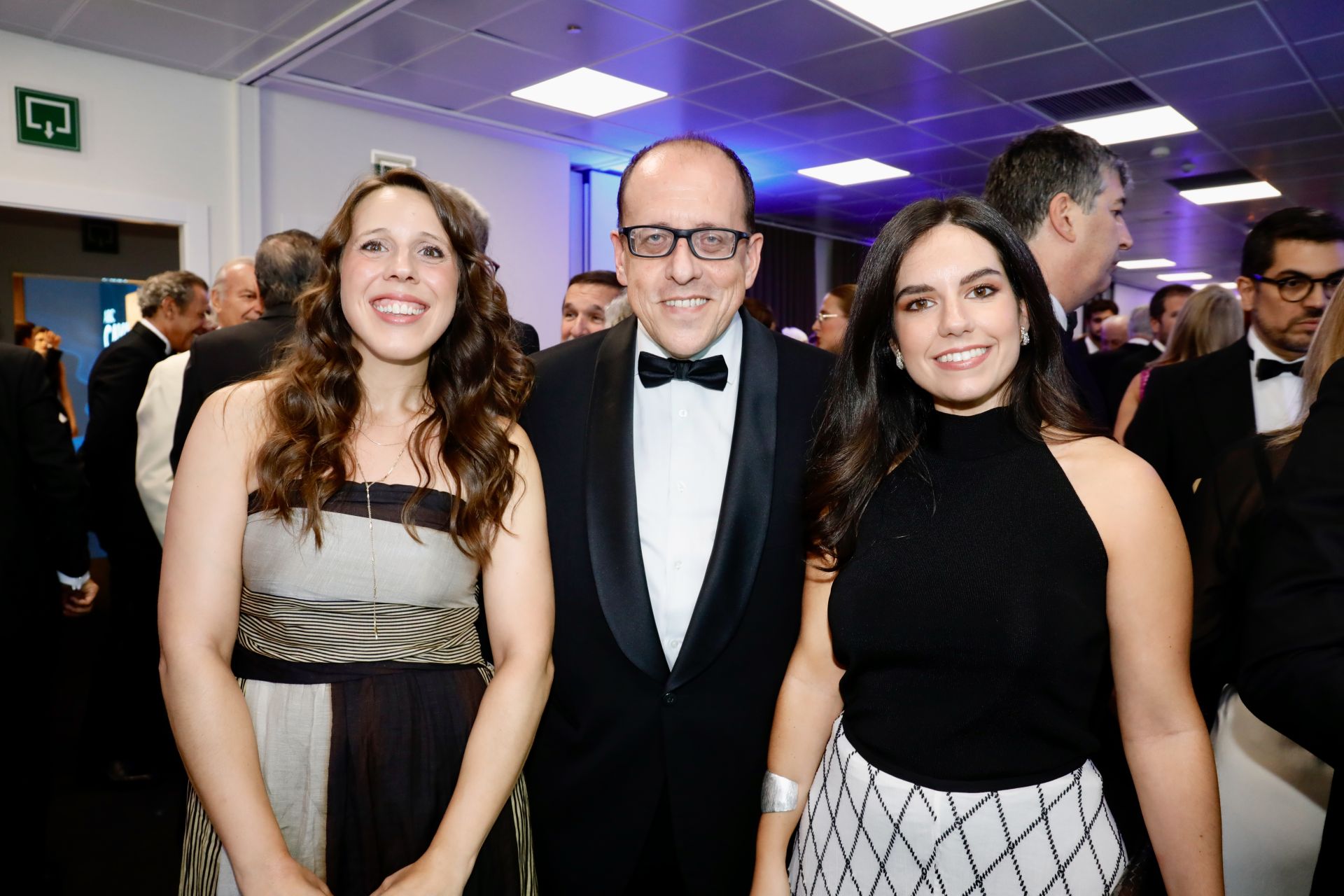 Los periodistas de ABC Paloma Esteban y José Antonio Pérez, junto a Pepa Rodríguez de Millán, portavoz de Vox en el Congreso