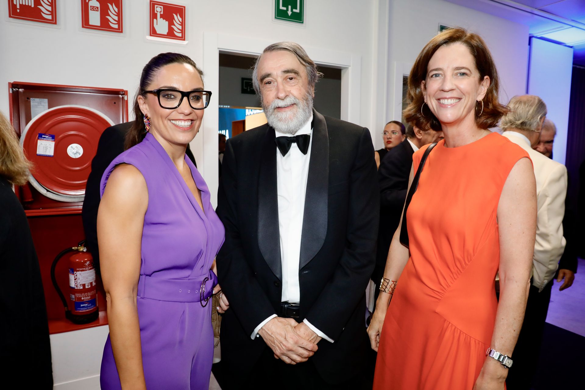 Marta García Aller, de Onda Cero y El Confidencial, junto al columnista de ABC Pedro García Cuartango y Alejandra Kindelán, presidenta de la AEB