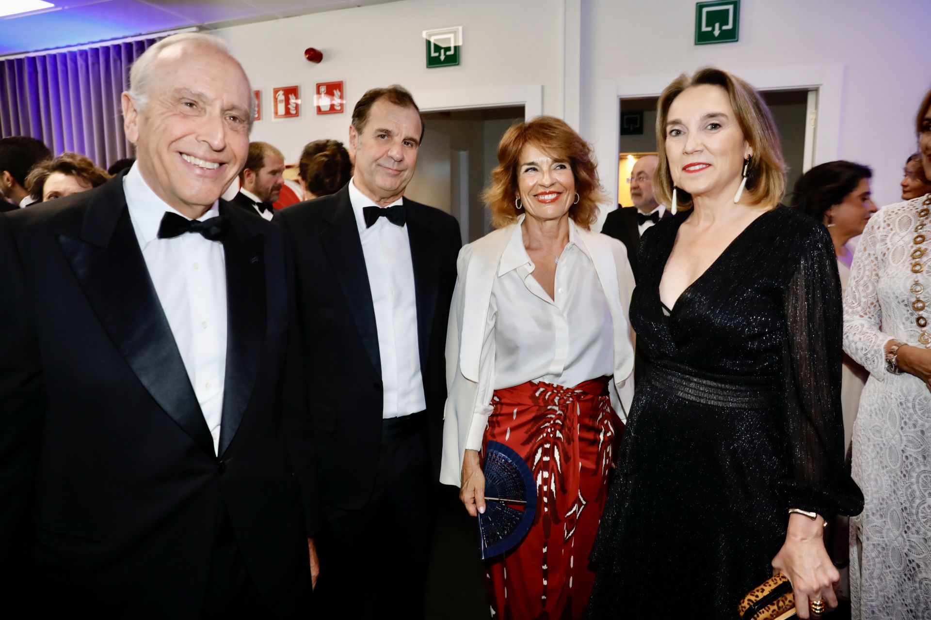 Luis Fernández Vega, Ana Botella y Cuca Gamarra, hablando durante el cóctel