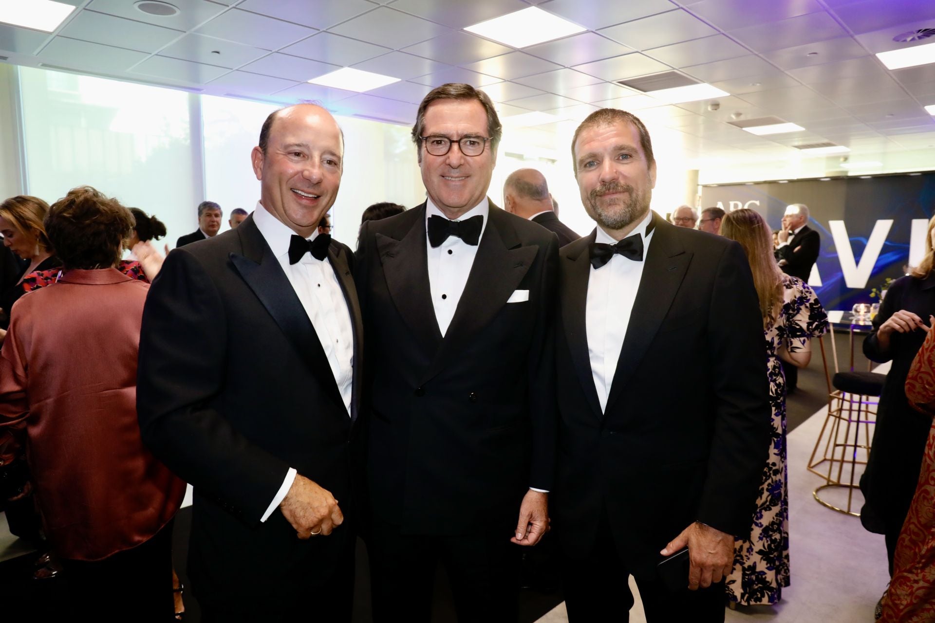 Juan Manuel Cendoya, vicepresidente de Santander España; Antonio Garamendi, presidente de la CEOE; y Javier Escribano, consejero de Indra, durante el cóctel