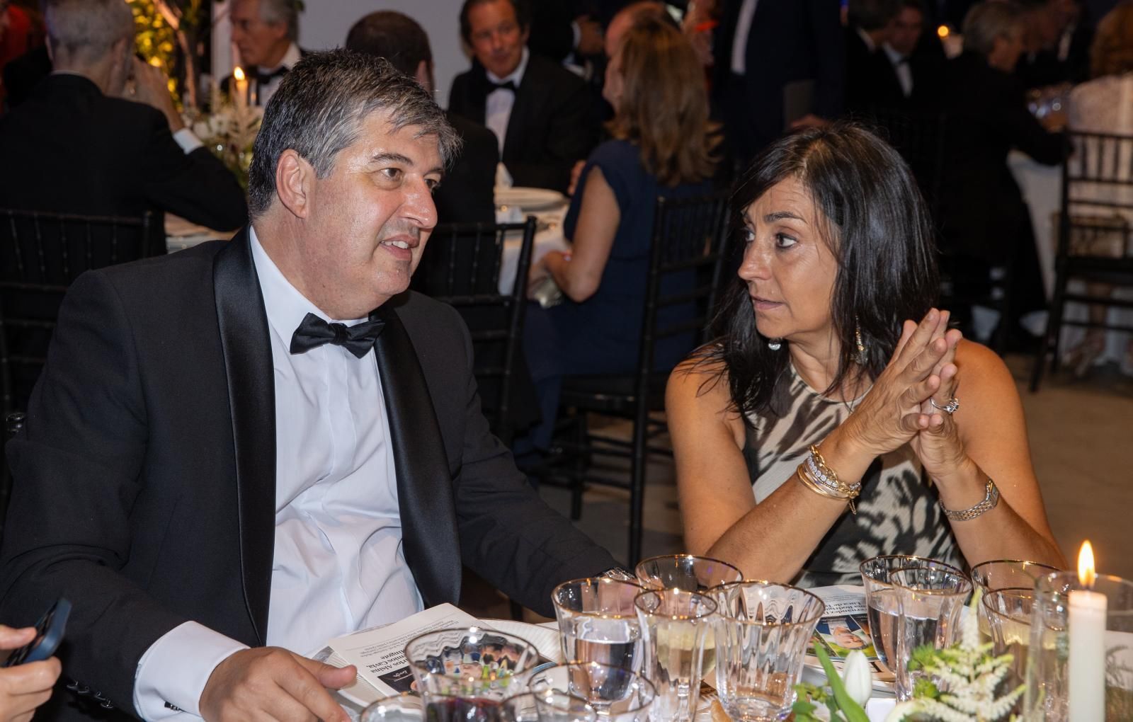 José Manuel Candela, director general adjunto y director territorial de la zona Centro de Banco Sabadell, durante la cena de gala, junto a Isabel Gómez Cagigas, consejera de Vocento 