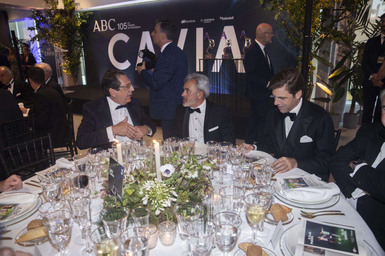 ﻿Enrique Arnaldo, magistrado del Tribunal Constitucional; Manuel Contreras, presidente del grupo Azvi, y José Benjumea, vicepresidente y cofundador de Benbros 