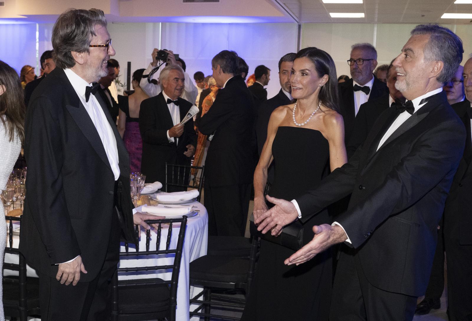Ignacio Camacho, columnista de ABC, junto a la Reina y Carlos Alsina, premio Luca de Tena