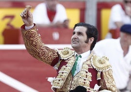 Morante sale por primera vez a hombros en Pamplona