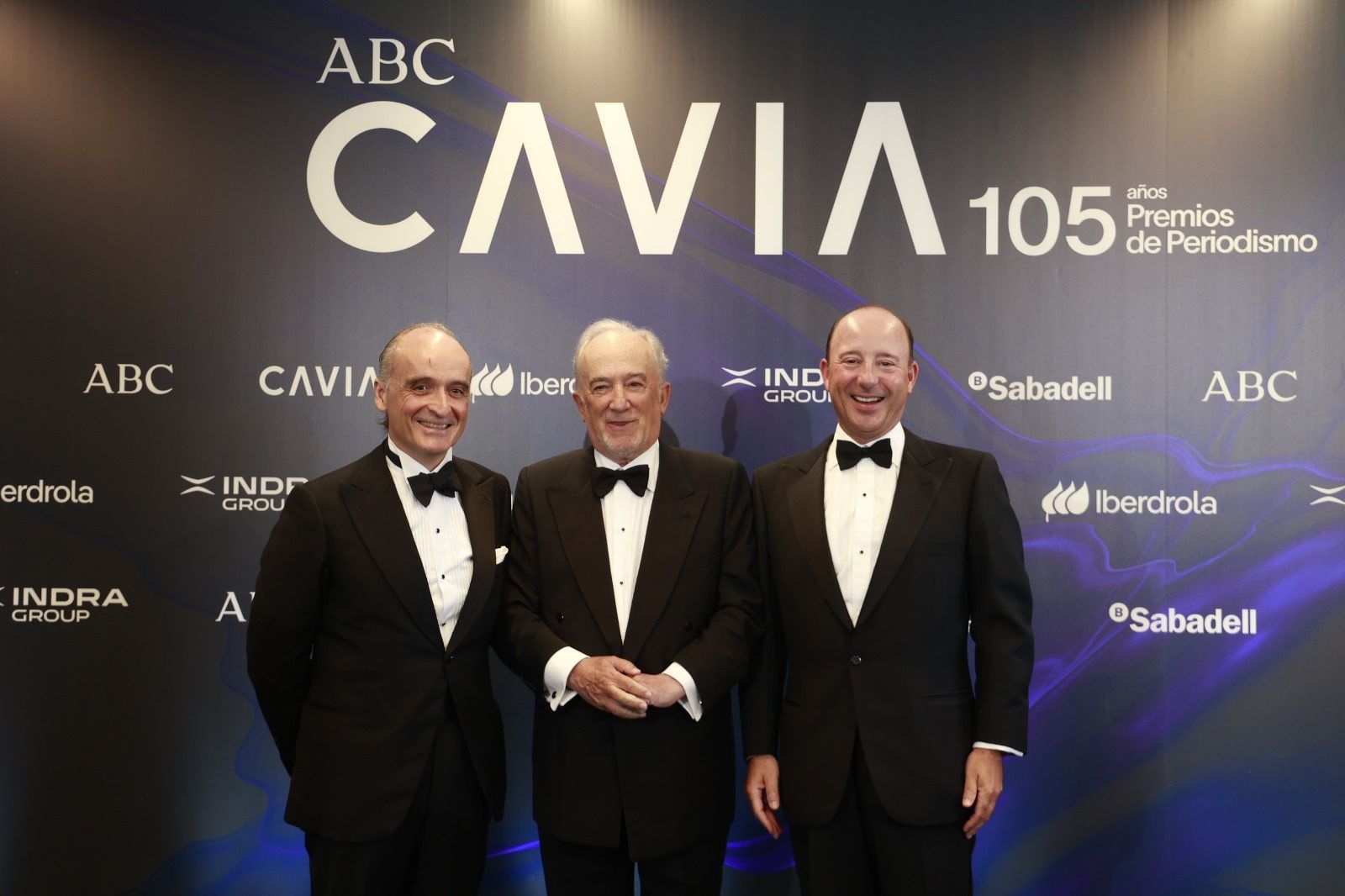 Santiago Martínez Garrido, secretario general y del consejo de Iberdrola; Santiago Muñoz Machado, director de la RAE y presidente del jurado, y Juan Manuel Cendoya, vicepresidente de Santander España y director general de la división de Comunicación, Marketing Corporativo y Estudios del banco Santander 