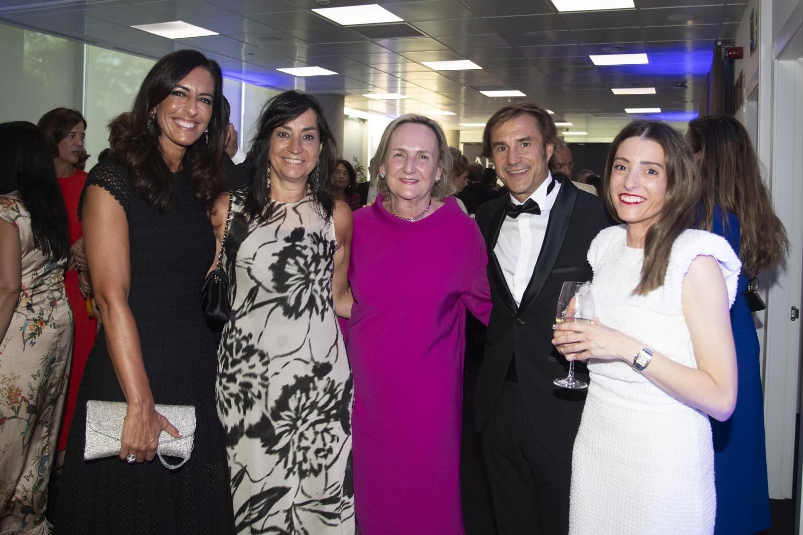 Foto de grupo de Vocento: Fátima Rodríguez, directora general financiera; Isabel Gómez Cagigas y Marta Elorza, consejeras; Juan Pedro Díaz Armendáriz, director general comercial, y Emma Tavila, directora de Asesoría Jurídica
