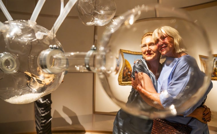 Imagen principal - De arriba abajo, Francesca con la creadora Sissel Tolaas, que ha creado una pieza específica para 'Terrafilia'; 'I Deam of...', neón de Tracey Emin; y 'Lirio blanco', de Georgia O'Keeffe