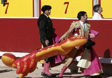 El fenómeno Morante atrapa Pamplona: enmorantizados hasta la peineta (y la colchoneta)