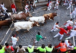 Los toros de Victoriano del Río vuelan sobre el asfalto de Pamplona en el encierro más rápido