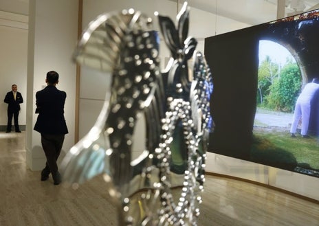 Imagen secundaria 1 - De arriba abajo, Francesca Thyssen en las salas del museos; detalle del montaje de 'Terrafilia' y 'Bunny Gets Snookered', de Sarah Lucas