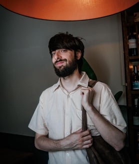 Imagen secundaria 2 - El escritor, traductor, pintor y músico David Uclés, en el Café del Nuncio, Madrid.