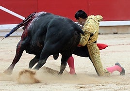 La luz natural de Pablo Aguado tras el apagón del triunfo de Roca Rey en su feudo de Pamplona