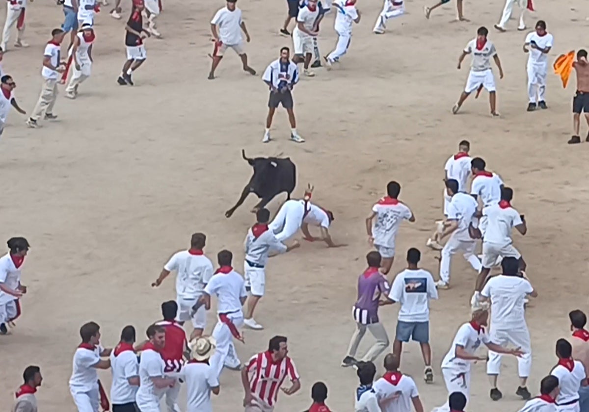 Caída de un mozo en la cara de la segunda vaquilla