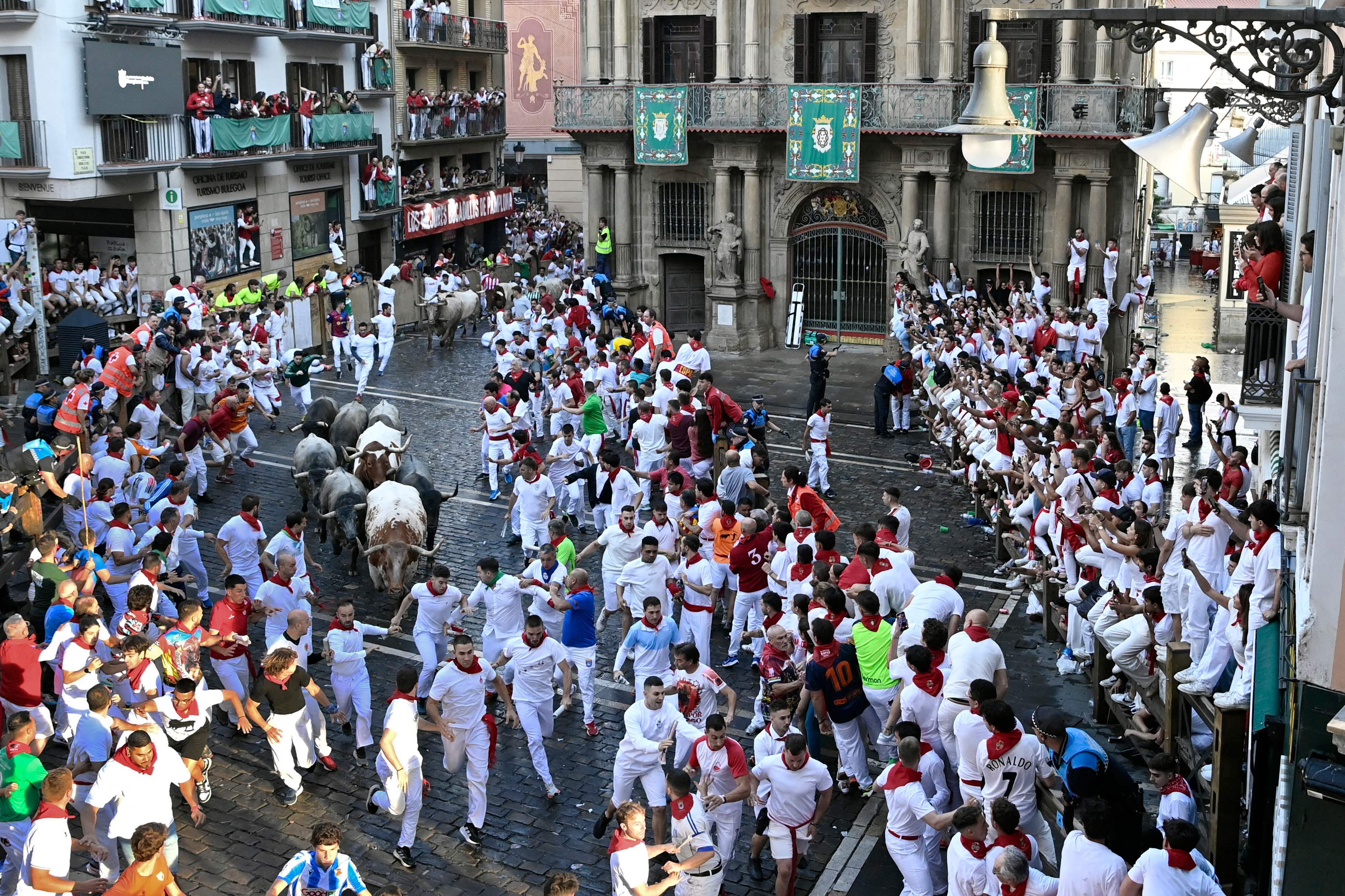 El sexto encierro de los Sanfermines, en imágenes