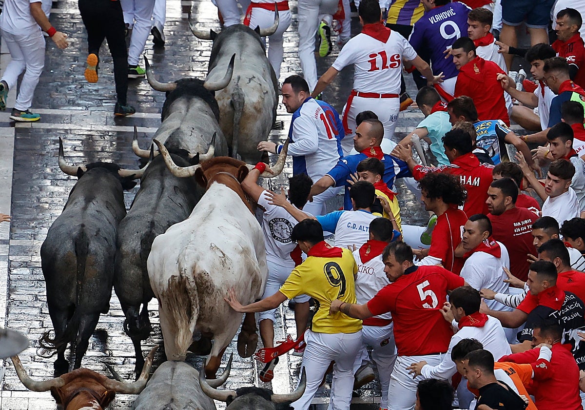 El sexto encierro de los Sanfermines, en imágenes