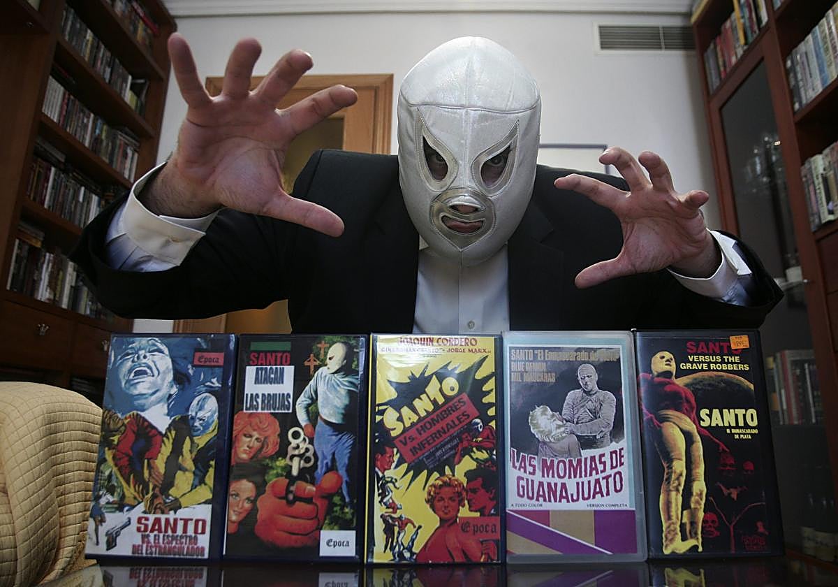 Una de las muchas facetas de Prada es la de divulgador de cine de género. En la foto, enfundado en la máscara de El Santo, el mítico luchador mexicano de los años cincuenta