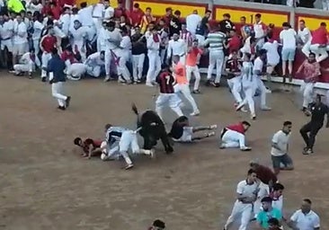 Callejero y Cartero reparten el horror en el ruedo de Pamplona: así se vivió en la plaza el peligrosímo tramo final del encierro de Escolar