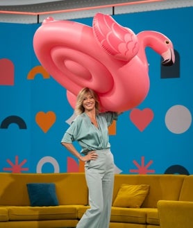 Imagen secundaria 2 - Un flamingo de hule, a las 12, en el plató. Entre una pausa comercial y otra de 'Espejo público', que se emite en Atena3 de lunes a viernes, Susanna Griso revisa el guion y prepara la siguiente conexión. El día en que se realizó esta entrevista, Santos Cerdán no soñaba aún con pisar Soto del Real y la actualidad informativa echaba chispas. En el momento justo previsto para el retrato, Griso saluda a la reportera yal fotógrafo, mira el flotador de hule color rosa gigante y pregunta, sonriendo: «¿Mejor sin zapatos, verdad?»